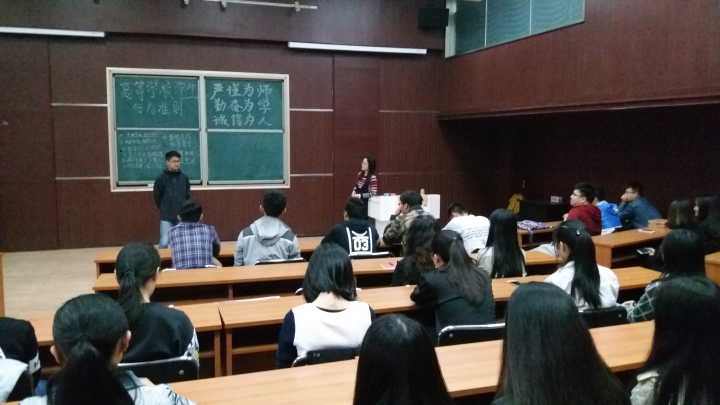 宋老师耐心指导同学 宋老师耐心指导同学